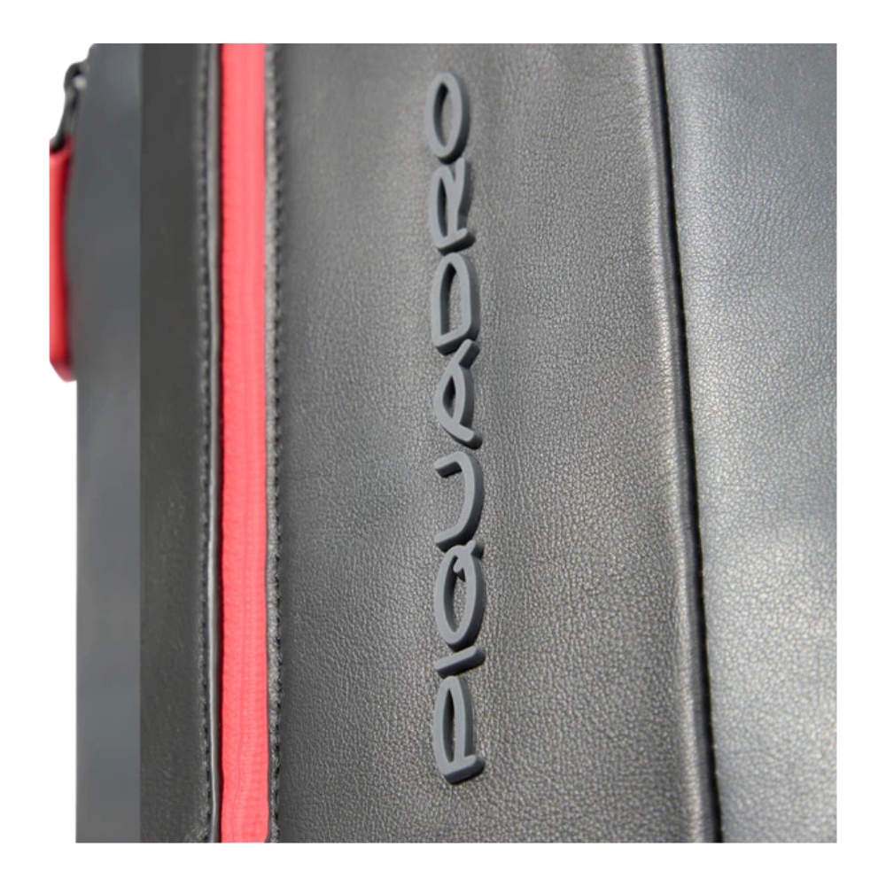 PIQUADRO MOCHILA CRUZADA PARA CABALLERO COLOR GRIS Y NEGRO
